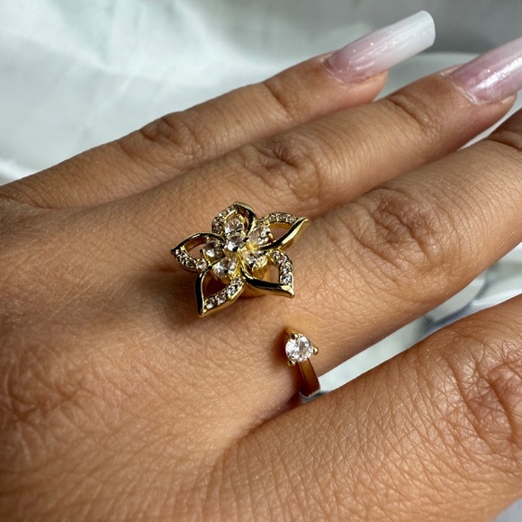 Free people
Anti stress spinner Floral Ring with Crystals
Surface width 2 mm - Picture 8 of 14